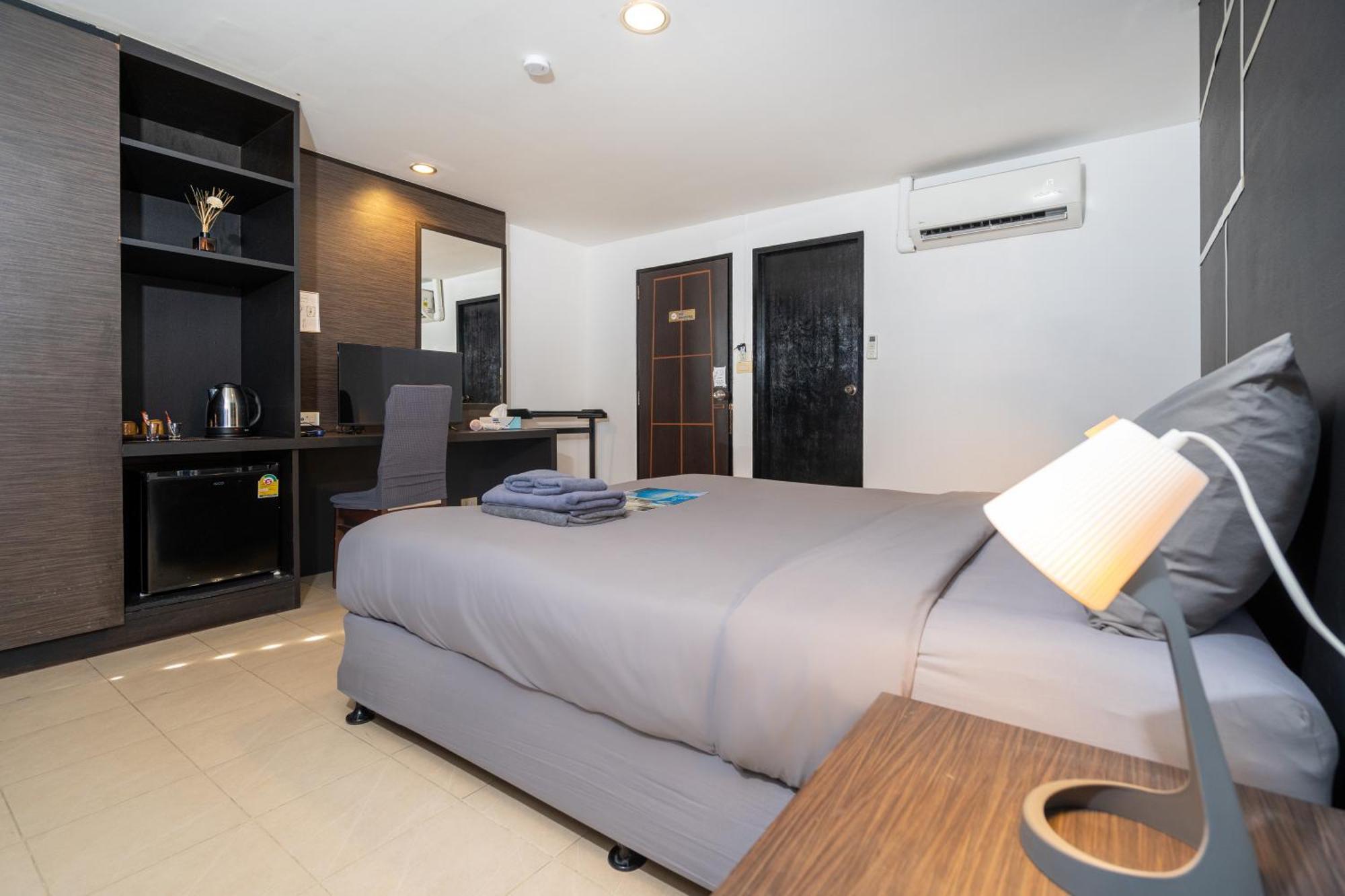 Black Pantera Hostel Patong Buitenkant foto